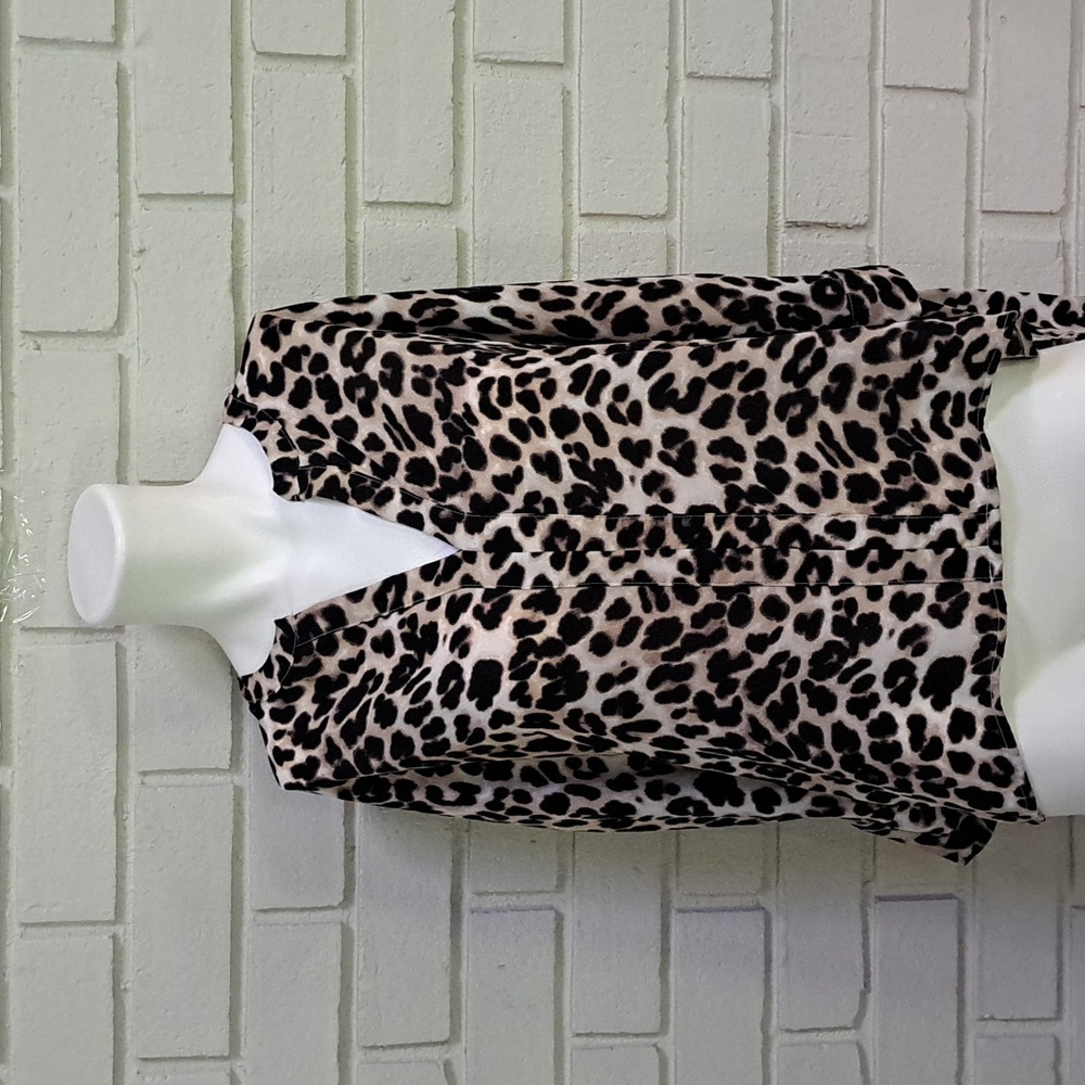 New York & Company Animal Print Tie Sleeve V-Neck Blouse. Size Medium NWOT